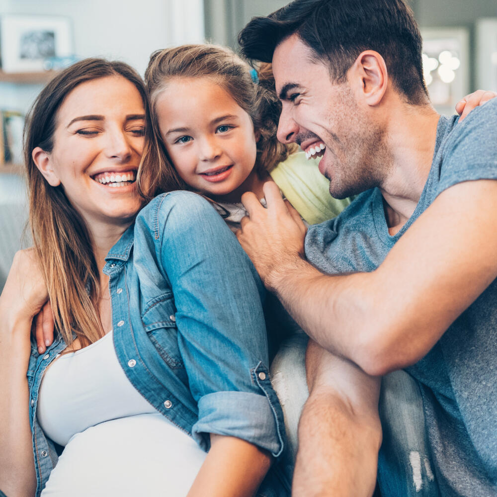 Família feliz em áreas verdes. Você merece Viver Bem
